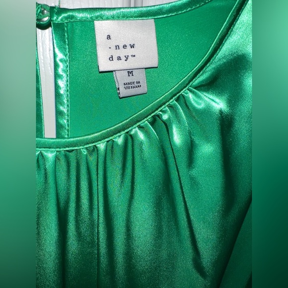 💚 NWOT! Green Satin Belted Dress - Picture 6 of 10